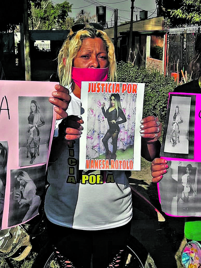 FIRMEZA. Sara Jaime, madre de Vanesa, con la foto de su hija. 