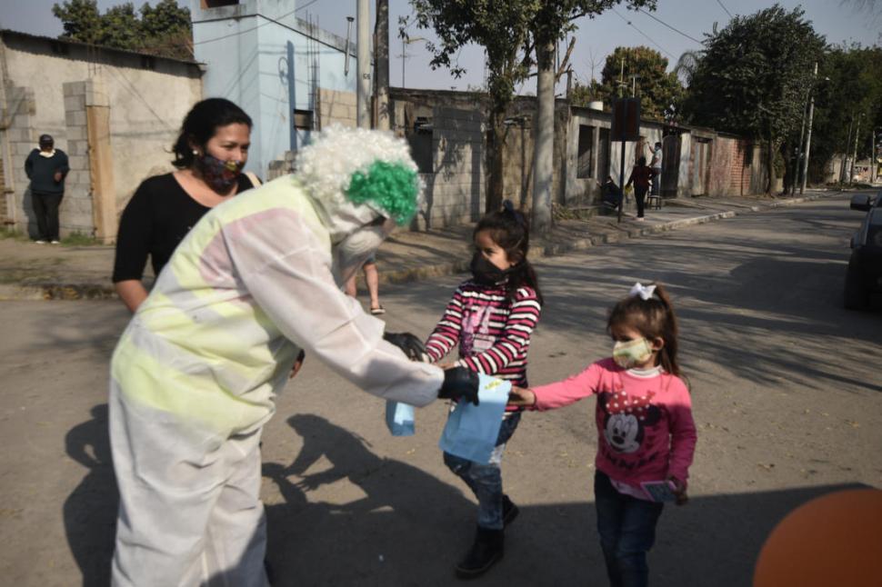 JUGUETES, CHOCOLATES Y FACTURAS. Muchas donaciones les llegaron a los vecinos del Barrio Municipal.