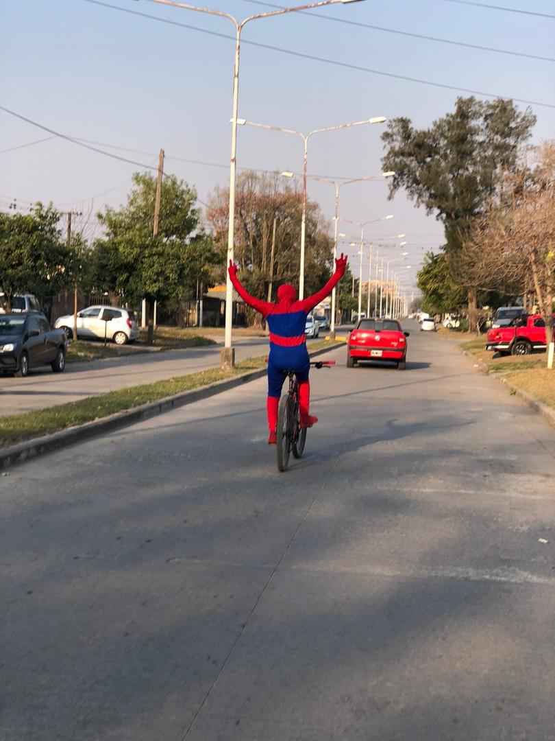 SUPERHÉROE. El “Hombre Araña” se paseó por las calles de Concepción.  