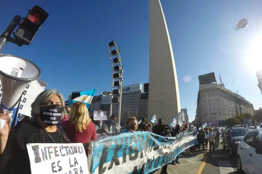 En el Obelisco protestaron contra la reforma judicial y el aislamiento