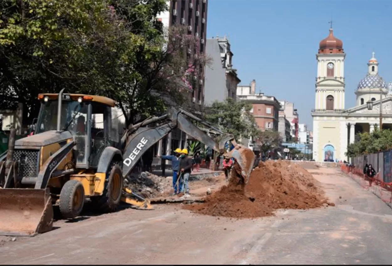 El tránsito por Laprida, frente a la plaza Independencia, estará cortado hasta la semana próxima