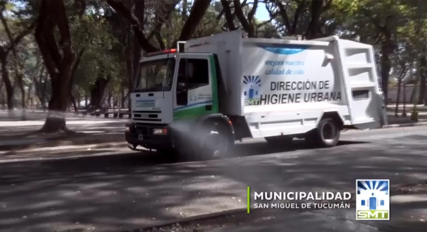 Desinfección: con un camión hidrante se llevan a cabo las tareas de sanitización en la vía pública