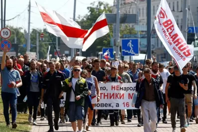 Lukashenko retrocede, acosado por las protestas