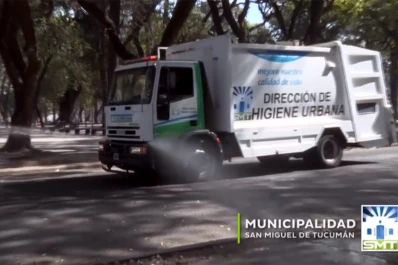 Desinfección: con un camión hidrante se llevan a cabo las tareas de sanitización en la vía pública