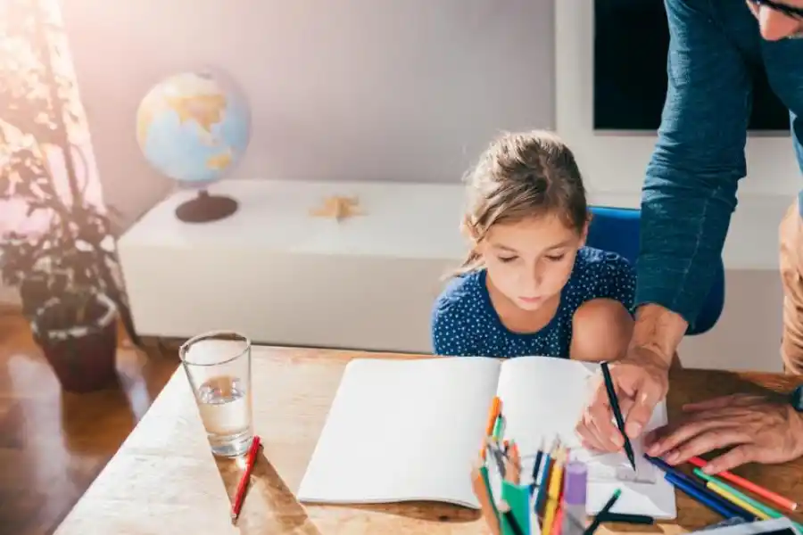  DEJARLOS RESOLVER. Los padres que están muy encima de sus hijos y no les dan el espacio necesario para que se encarguen de sus tareas del colegio, no les permiten aprender a solucionar sus problemas por sí mismos, una actitud que podría dificultar la relación de los chicos con el “mundo exterior” en el futuro.