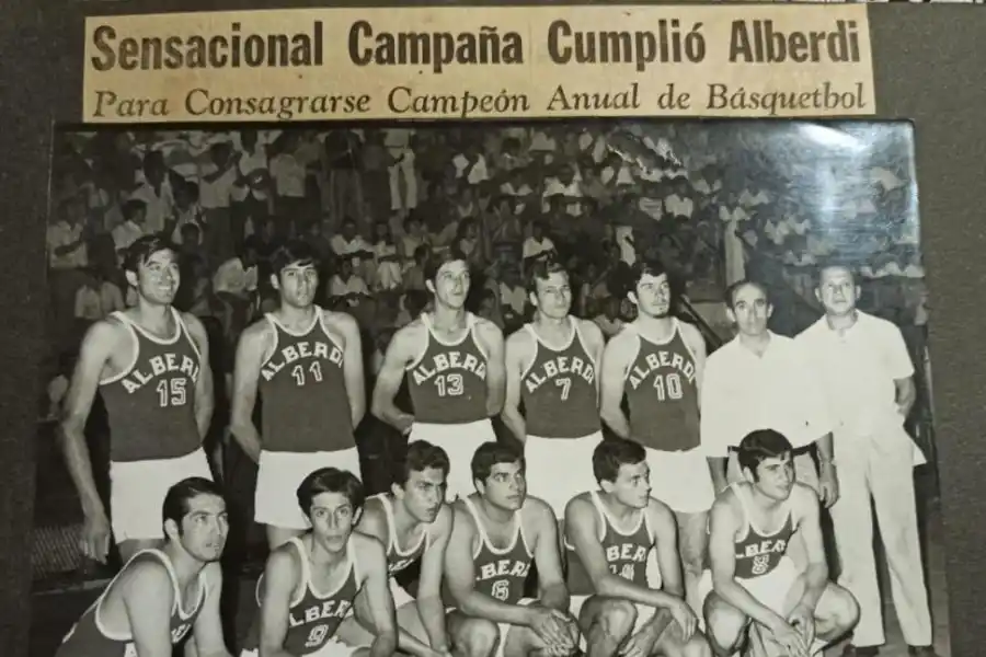 JERARQUÍA. En la foto, uno de las formaciones de Juan Bautista Alberdi que arrasó con los títulos en la década del 70.