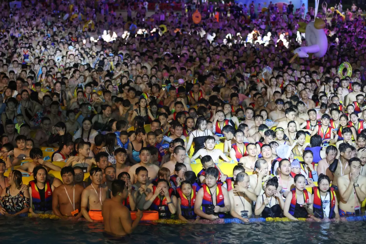 LUEGO DE LA PESADILLA. La gente disfruta de una fiesta musical dentro de una piscina en el Wuhan Maya Beach Park, luego del brote de la enfermedad por covid-19. REUTERS