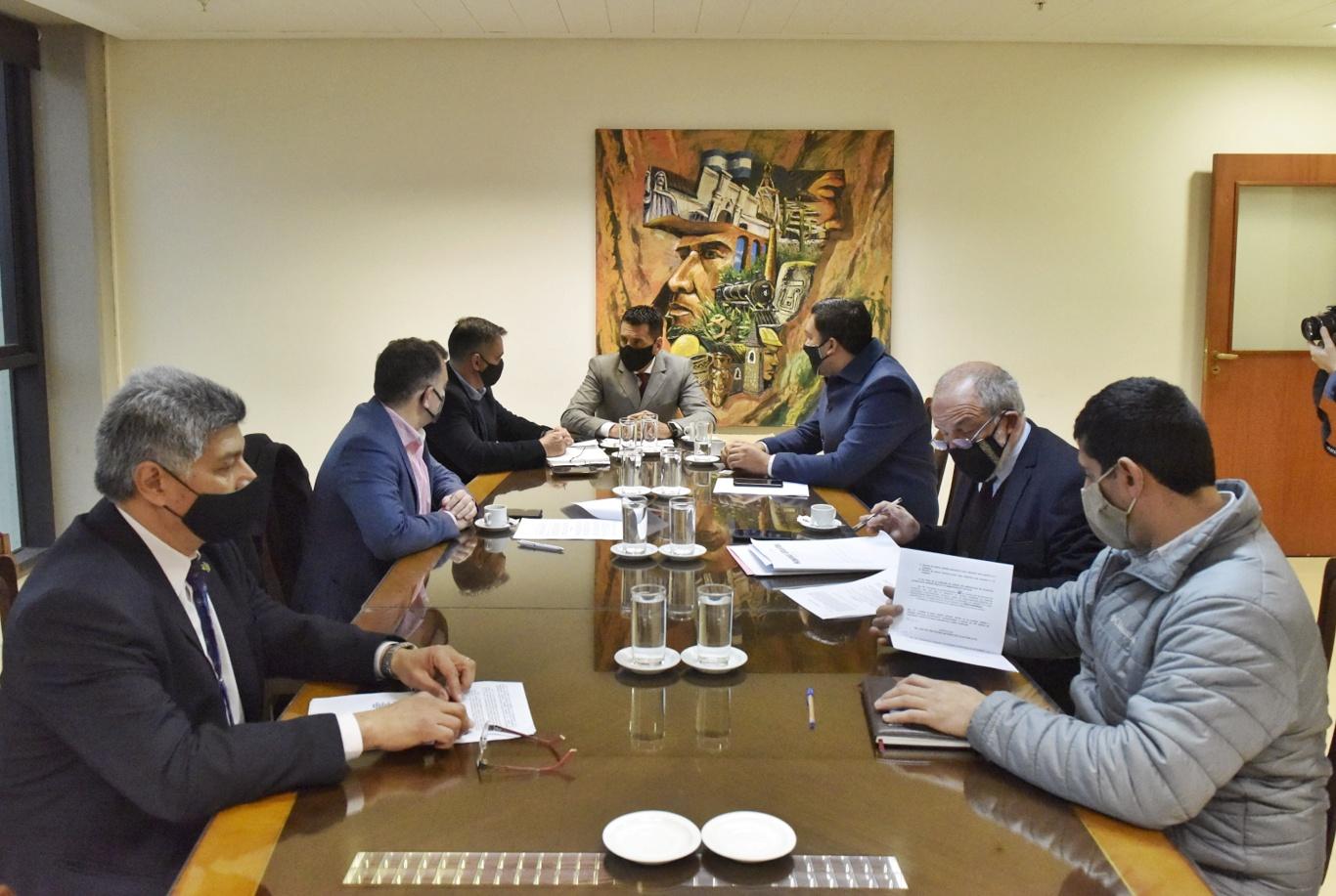 EN REUNIÓN. La comisión de Seguridad, presidida por Vargas Aignasse (cabecera), al emitir el dictamen. Foto: Prensa HLT