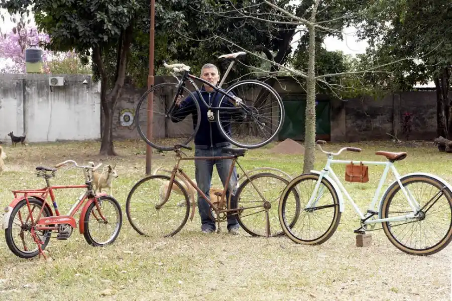 MANOS A LA OBRA. Conrado tiene en estos días muchos pedidos para reparar bicicletas que estaban guardadas. 