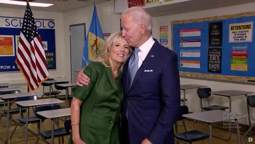 MAESTRA. Biden y su esposa, Jill, visitaron la escuela donde ella enseñó.  Reuters