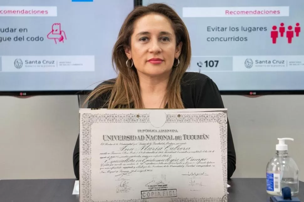 DE LA UNT. Cabrera mostró su diploma habilitante. laopinionaustral.com.ar
