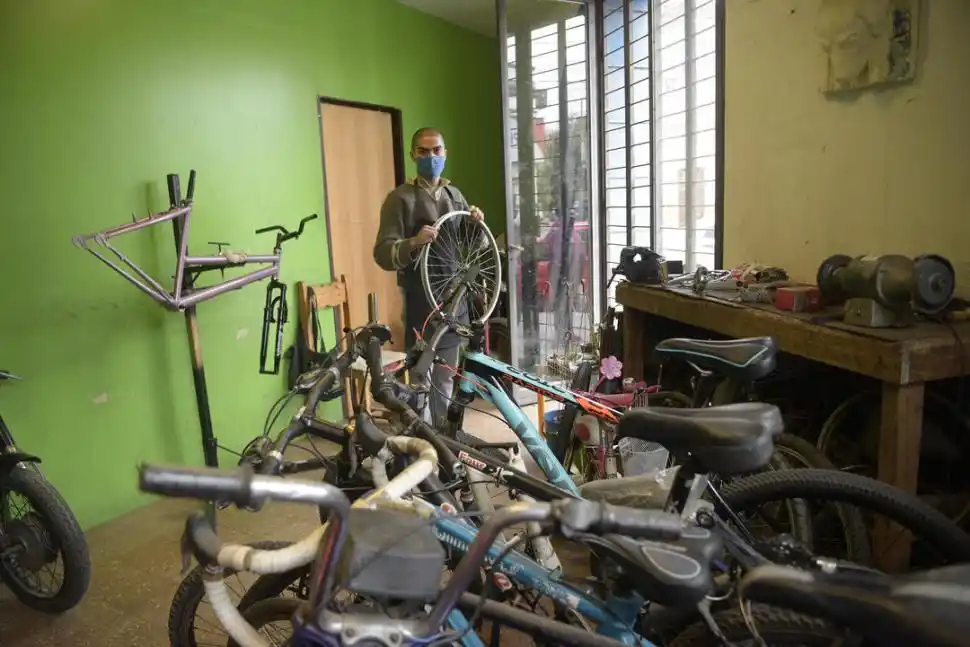 ARREGLOS. José Ponssa chequea ruedas y frenos. 