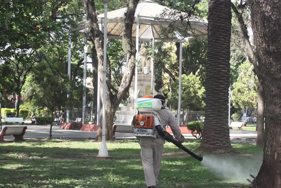 Parques y plazas: el acceso a los paseos públicos continúa restringido para evitar contagios de coronavirus