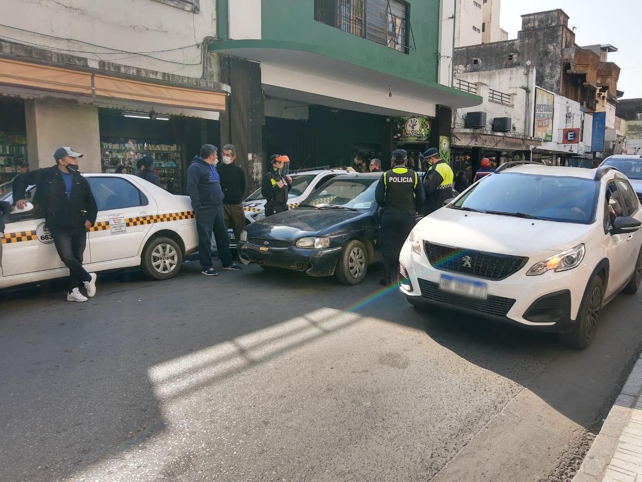 Incidentes en el microcentro entre taxistas y un automovilista que circulaba sin patente