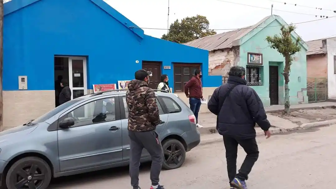 A partir de las 18 controlan que cierren los comercios en Santa Ana.