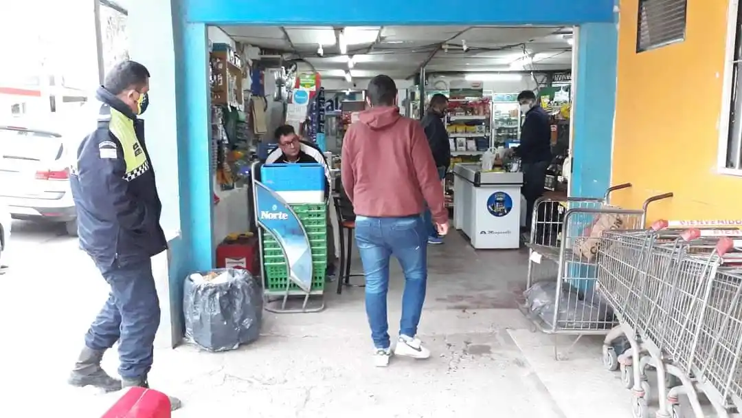 Cavaron zanjas para frenar a quienes evitan los controles en el interior tucumano