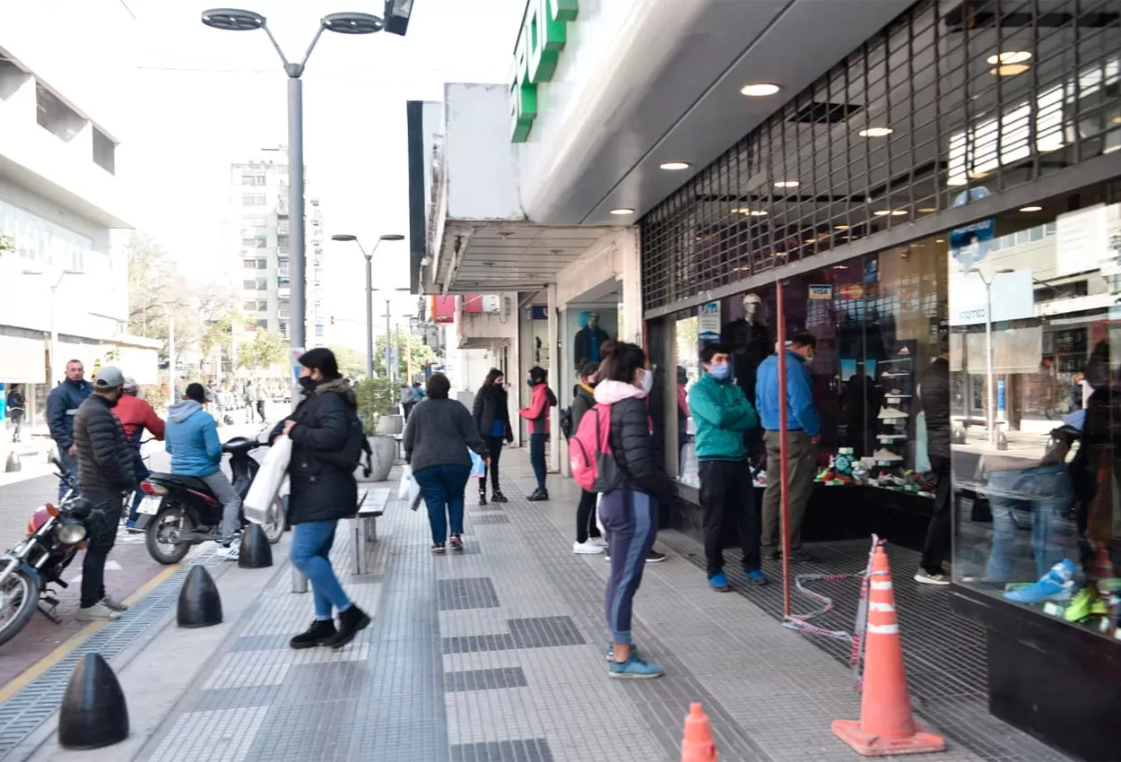 MAYOR APERTURA. Los comercios, en Concepción, abren hasta las 18.