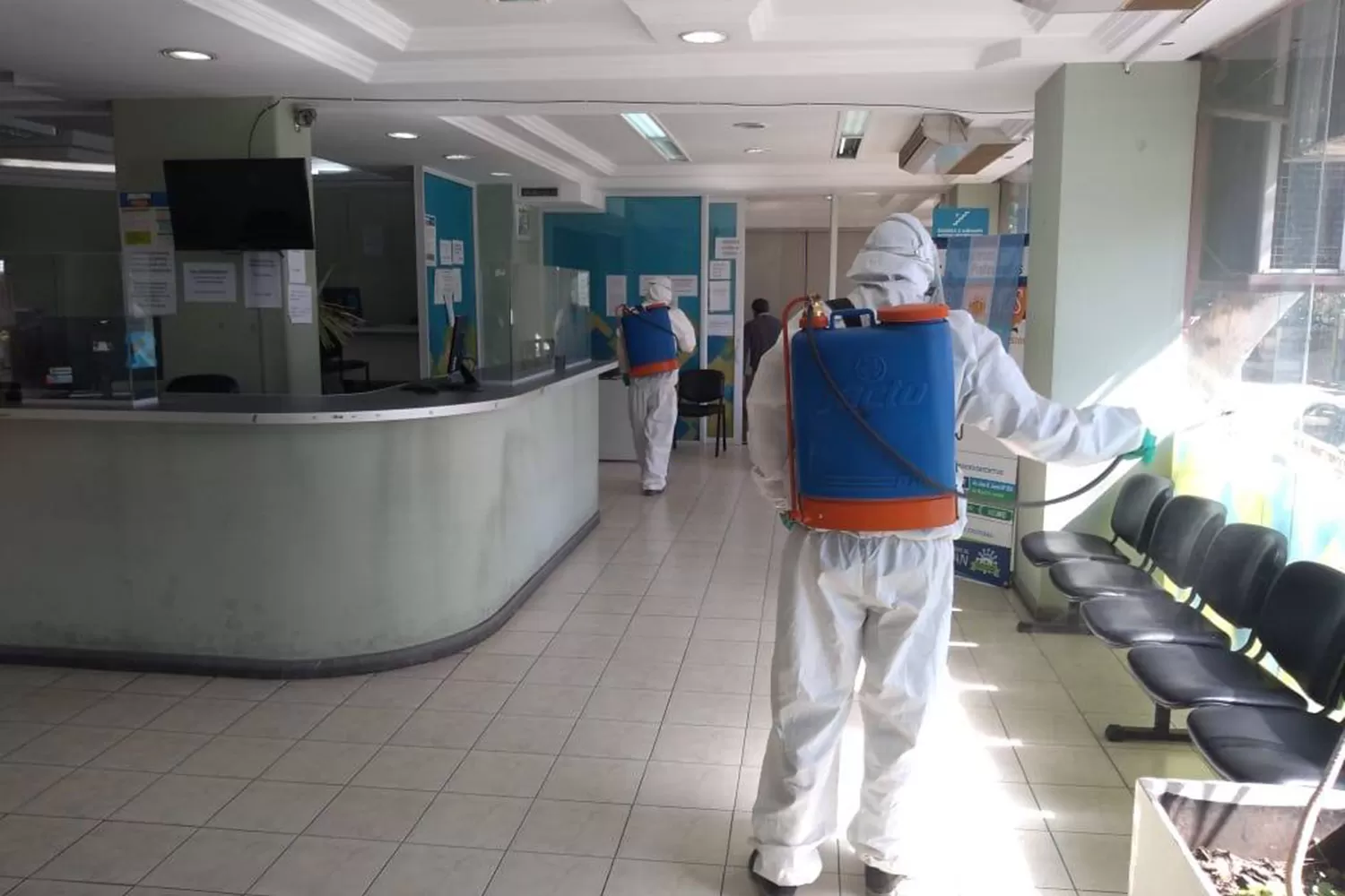 Tareas de prevención: desinfectan edificios para evitar contagios de coronavirus