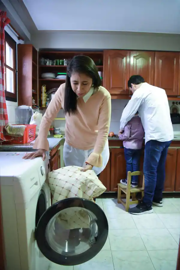 EQUIDAD. En el hogar de Carolina López Flores las tareas se reparten por igual. 