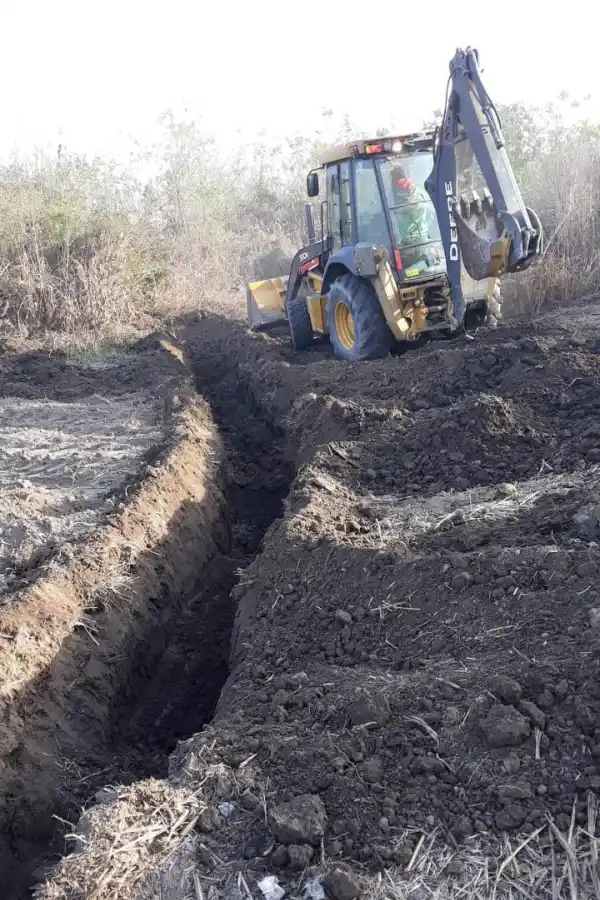 Cavaron zanjas para frenar a quienes evitan los controles en el interior tucumano