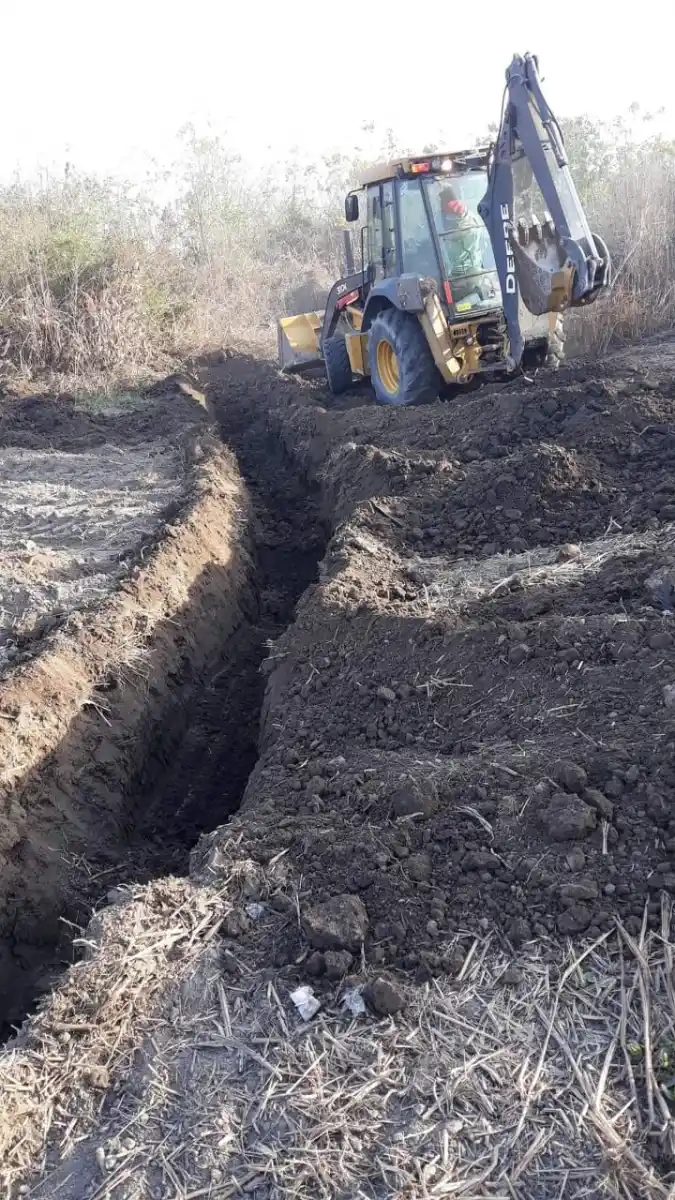 Cavaron zanjas para frenar a quienes evitan los controles en el interior tucumano