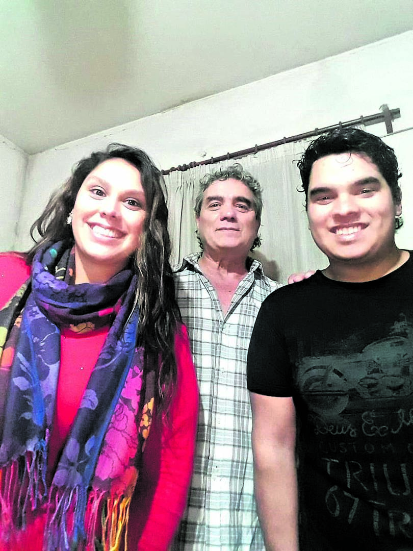 FELIZ. Mariana Vanessa Carrizo, con familiares. Es abogada y escribana.
