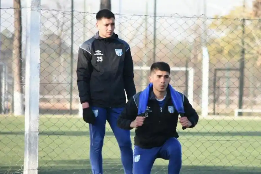 ESTOCADAS. El arquero Ibáñez contempla el ejercicio que realiza su compañero Hernán Rosales durante el ensayo matutino.  