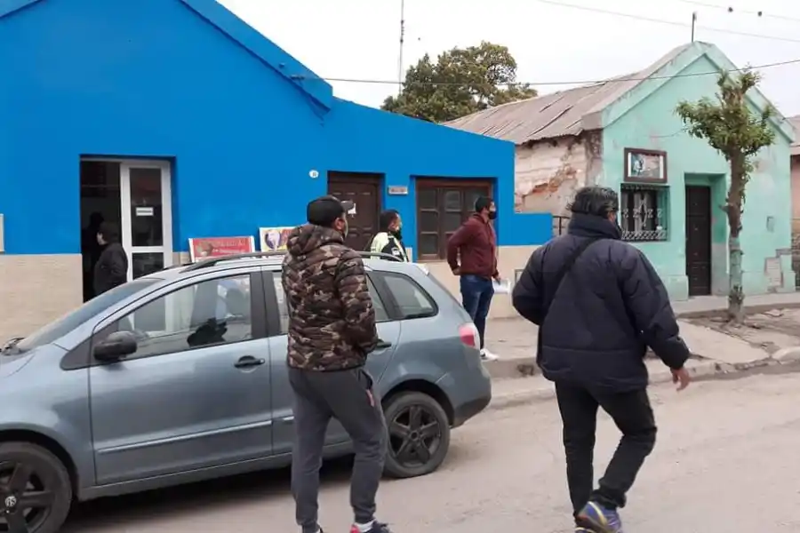 A partir de las 18 controlan que cierren los comercios en Santa Ana.