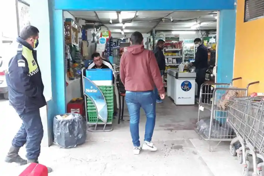 Cavaron zanjas para frenar a quienes evitan los controles en el interior tucumano