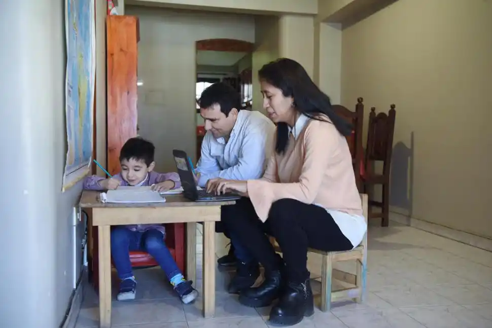 EN CASA. Carolina López Flores junto a su marido, Rafael, y su hijo Teo. 