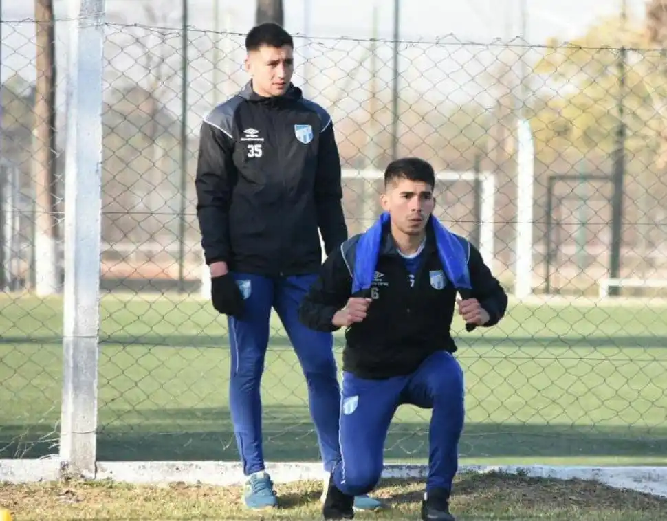 ESTOCADAS. El arquero Ibáñez contempla el ejercicio que realiza su compañero Hernán Rosales durante el ensayo matutino.  