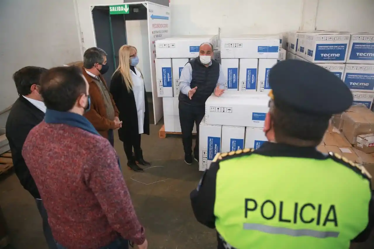 INSUMOS SANITARIOS. El gobernador Manzur, en el depósito central del Siprosa. Foto: Twitter @RossanaChahla