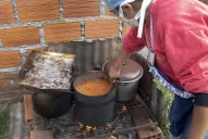 Cocinan para niños en barrios vulnerables y claman por más barbijos