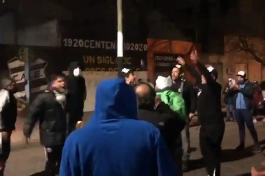 EN LA CALLE. Un grupo cantó, saltó y bailó al ritmo de la batucada.