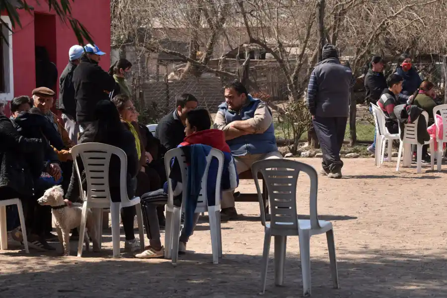 VELATORIO. Familiares de Acosta se reunieron en su vivienda tras el crimen. 