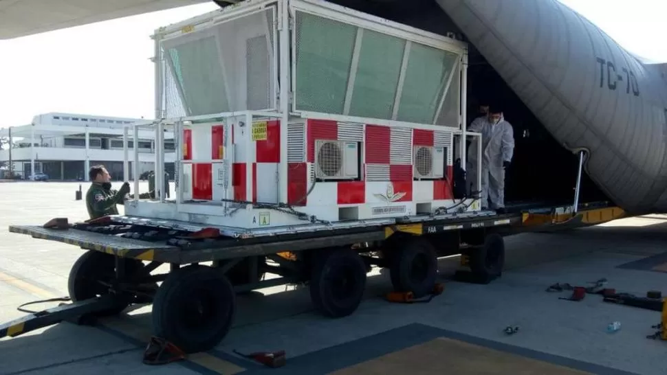CENTRO DE OPERACIONES DESPLAZABLE. La torre móvil, provista por la Fuerza Aérea, llegó el jueves al aeropuerto tucumano, a bordo de un avión C-130 Hércules.