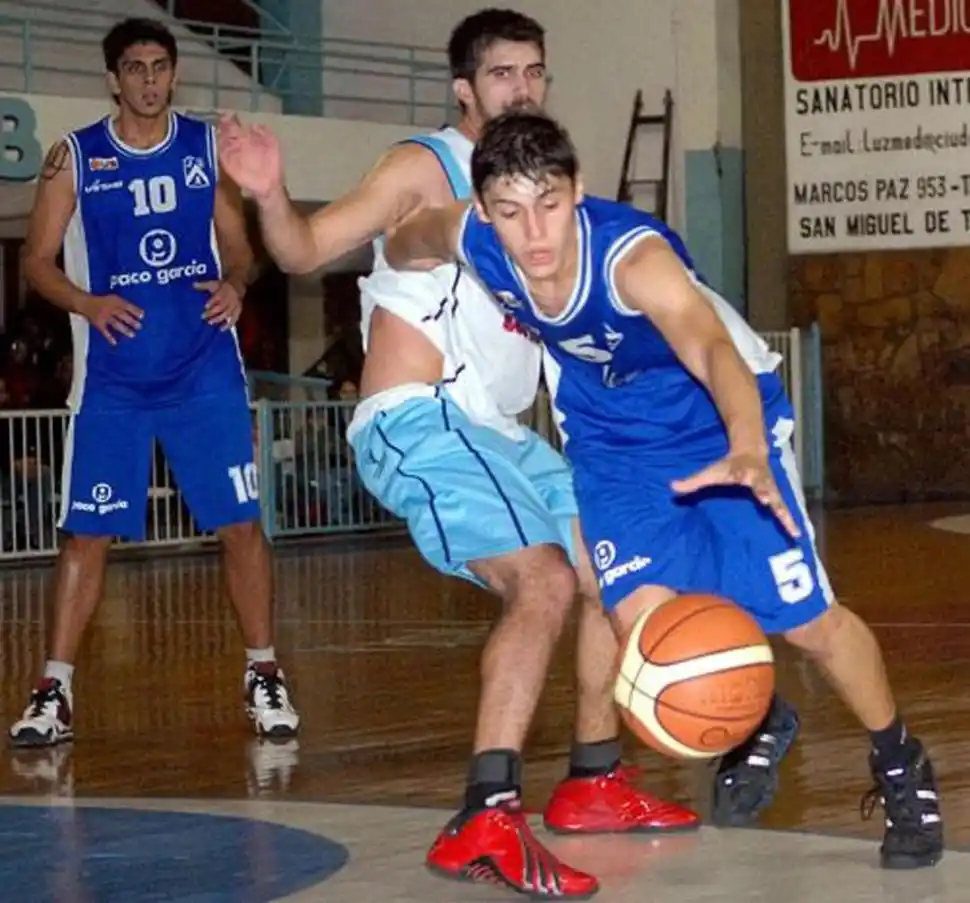 MARCADO. Osores en defensa de la pelota jugando para Juan Bautista Alberdi.