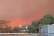 Cortan dos rutas y evacúan a vecinos por el avance de incendios forestales en Córdoba