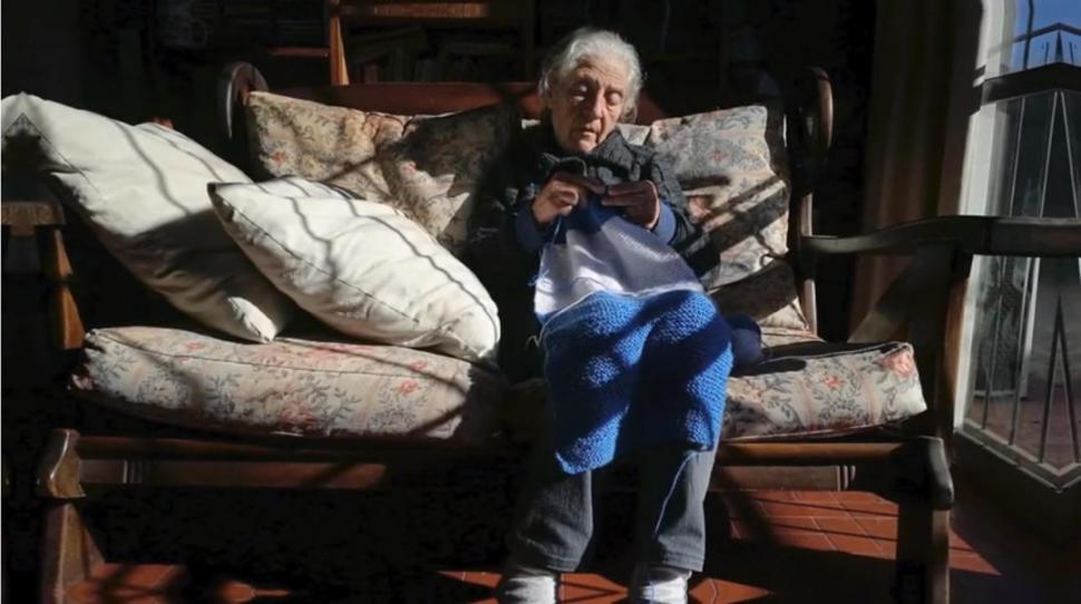 “TEJER AL SOL”. Verónica Feinmann capturó este momento especial de una mujer mayor en una casa en 25 de Mayo, provincia de Buenos Aires. Fue segundo premio en categoría general. cultura.gob.ar