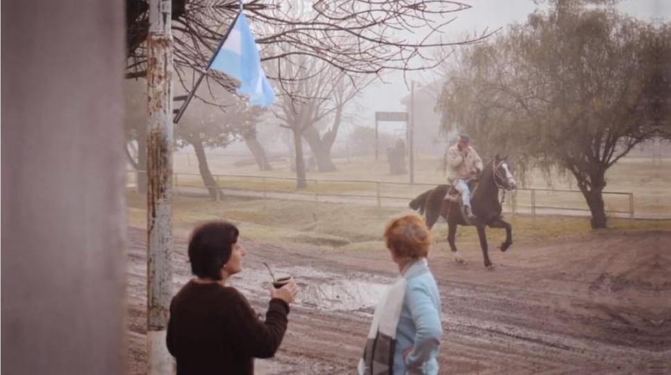“AMANECER DE UN PUEBLO ARGENTINO”. Romina Schneider ganó en la categoría general por una imagen tomada en Irazusta, Gualeguaychú. 