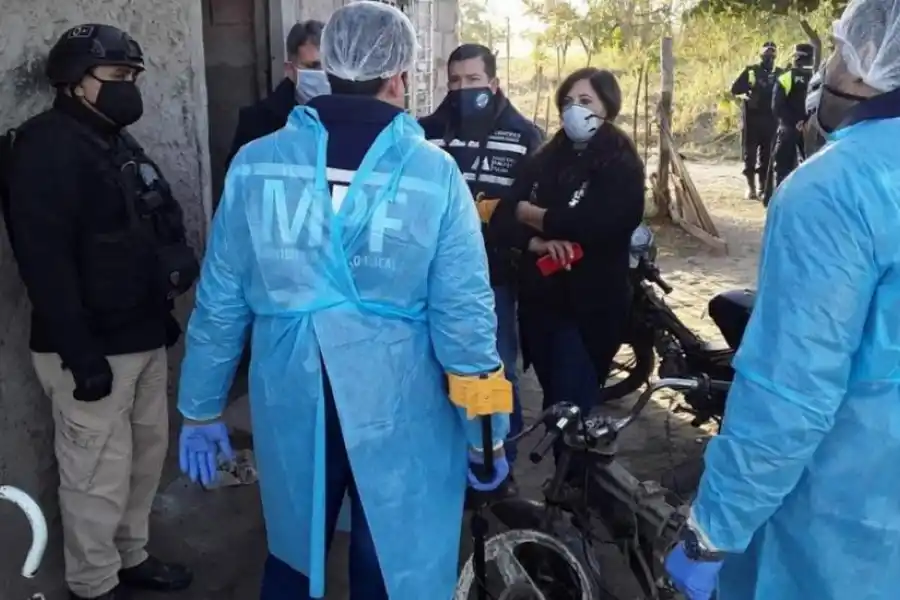 EN LA ESCENA. Los peritos trabajan en el domicilio donde mataron al productor Antonio Acosta. 