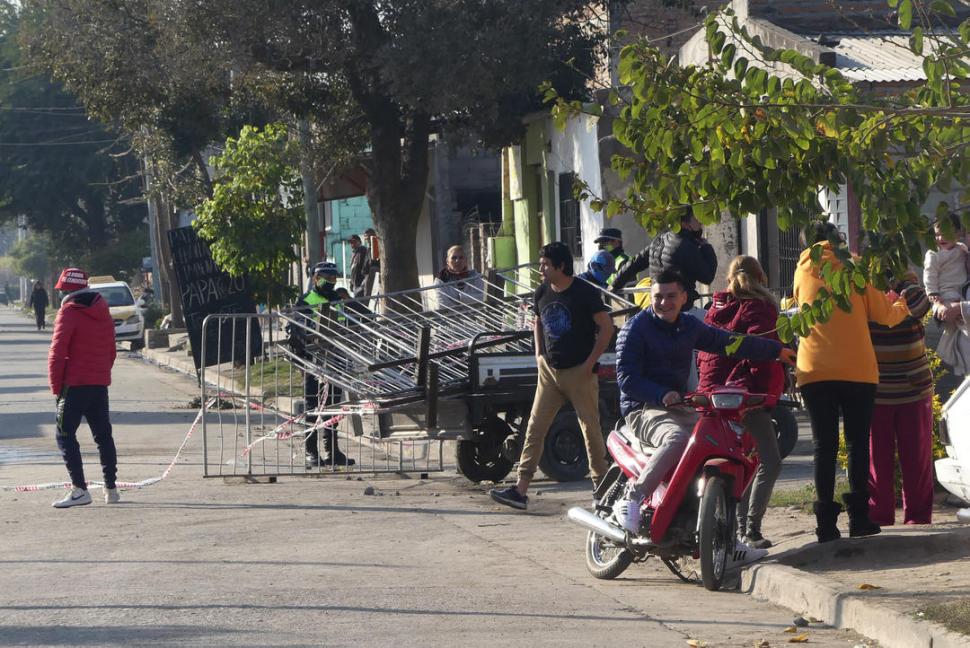 LIBRES DE LAS REJAS. Los vecinos festejaron que les sacaran el vallado.  