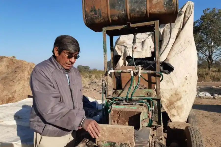 MECANIZADO. Aguilar explica el proceso de la máquina de producción.