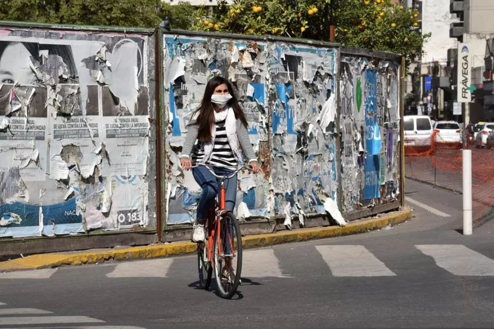 VENTAJAS. La bici descomprime el tránsito, reduce la contaminación ambiental y da salud al que conduce.  