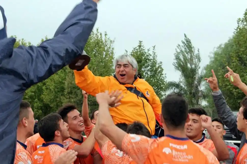 PERSONAJE. “Es un orgullo que se nos tenga en cuenta a quienes nos dedicamos a que a los protagonistas les falte lo menos posible”, destaca “Búho” Elías, manager “naranja”.