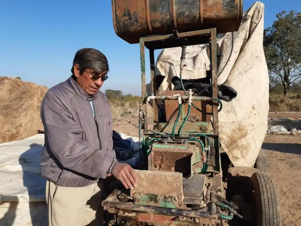MECANIZADO. Aguilar explica el proceso de la máquina de producción.