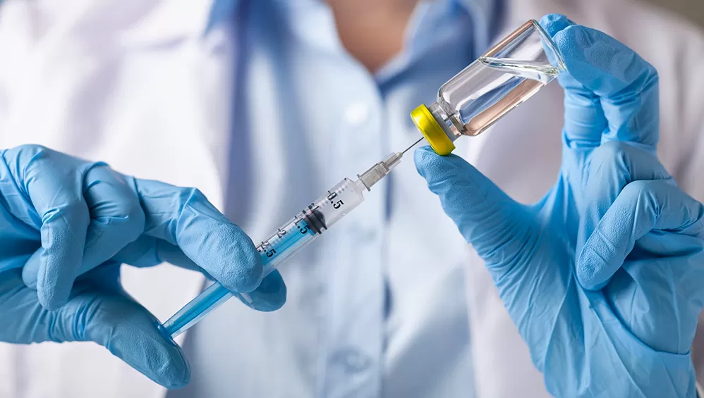 Oxford aclara que los efectos adversos no estarían relacionados con la vacuna del coronavirus
