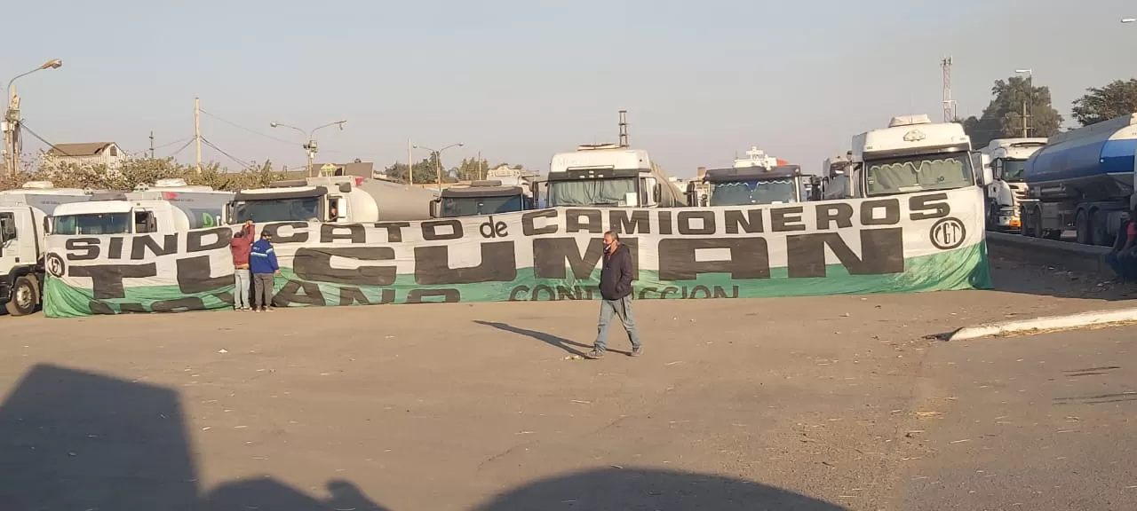 Transportistas bloquean el ingreso a una planta de Refinor en Tucumán: posible desabastecimiento