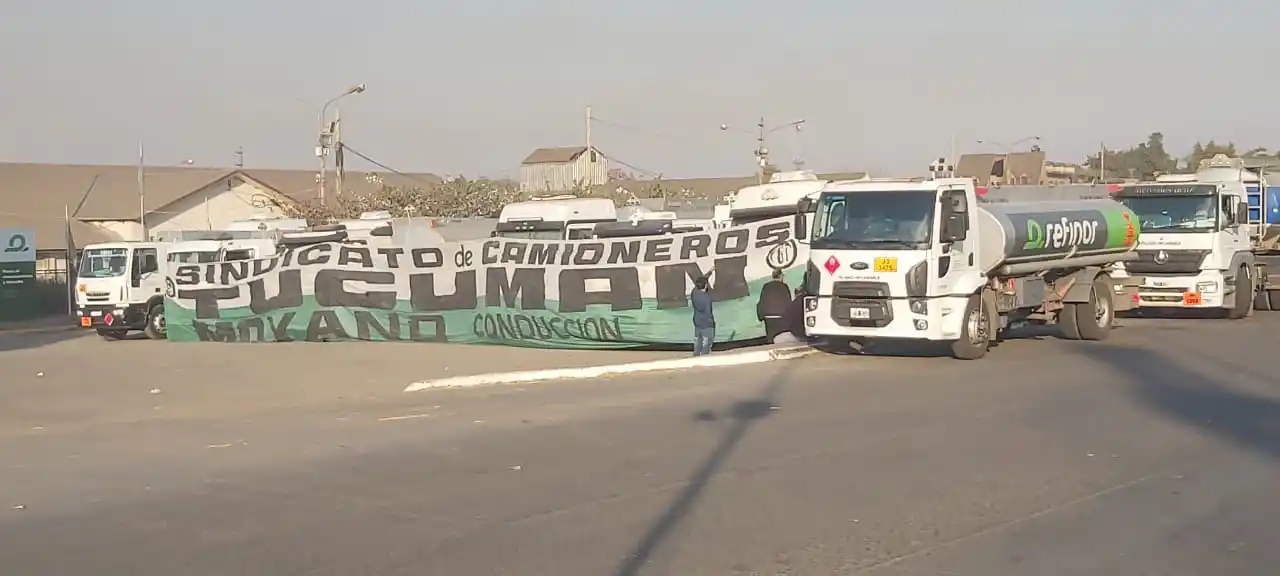 Transportistas bloquean el ingreso a una planta de Refinor en Tucumán: posible desabastecimiento