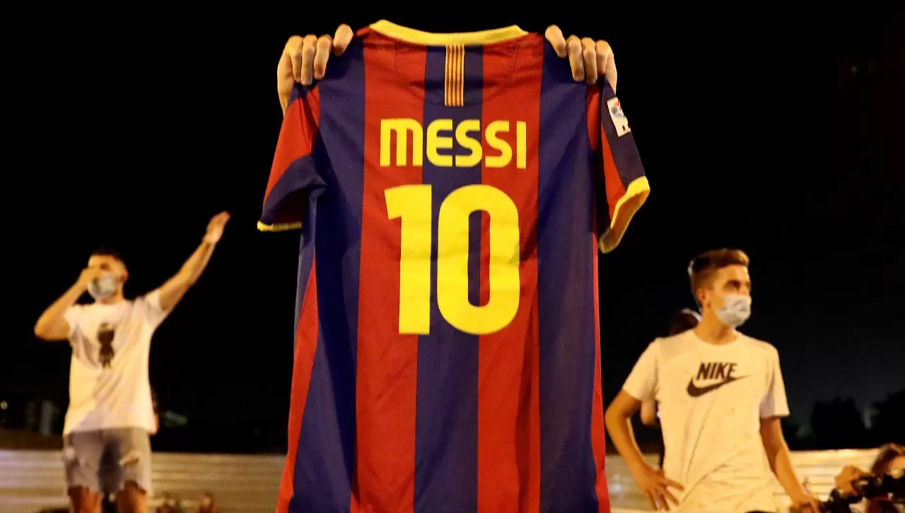 FANÁTICOS. Seguidores del equipo Culé salieron a las calles de Barcelona para bancar a su ídolo, Lionel Messi.